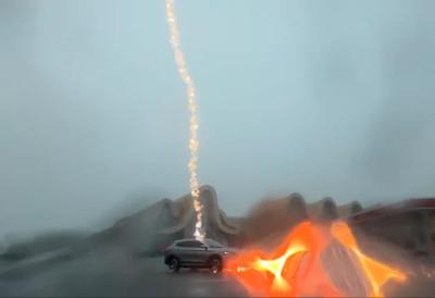 (VIDEO) Grom pogodio automobil čak tri puta: Putnici ostali nepovređeni samo zahvaljujući jednoj ključnoj stvari - dramatični prizori udara na vozilo