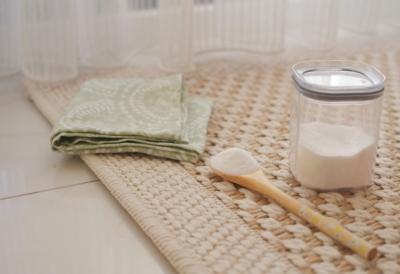 Neprijatni miris iz TEPIHA nestaju zauvek: Pospite ovo, sačekajte 15 minuta i izvucite svu nečistoću bez pranja i kvasenj