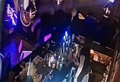 Ekskluzivno: Vuk Mob pretukao mladića u kafani! Reper nokautirao nepoznatog muškarca, on na mestu pao kao 