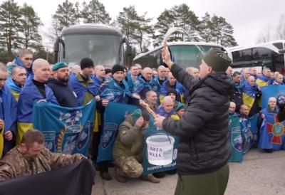 (FOTO/VIDEO) Rusija i Ukrajina razmenile po 175 ratnih zarobljenika: U razmeni vraćeno i sedam ruskih civila, sve uoči uskršnjeg primirja - privremeni prekid vatre trajaće 32 sata