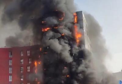 (VIDEO) Razbuktali plamen progutao zgradu u prestonici: Najmanje petoro povređenih, među njima i vatrogasci - dva helikoptera u borbi sa vatrenom stihijom