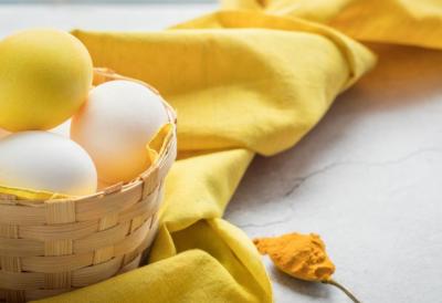 Uz 1 sastojak iz kuhinje možete dobiti MAGIČNO ZLATNO ŽUTA JAJA ZA USKRS: Metoda je potpuno prirodna, a svako jaje će biti potpuno UNIKATNO