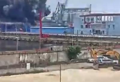 (VIDEO) Snažna eksplozija potresla Rumuniju: Usnimljen trenutak detonacije - Novinarka prekinula uključenje i pobegla