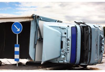 Kamion sleteo s auto-puta: Zatvorena zaustavna traka u smeru