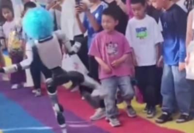 Haos u Kini: Humanoidni robot prikazivao svoje "umeće" pa šu