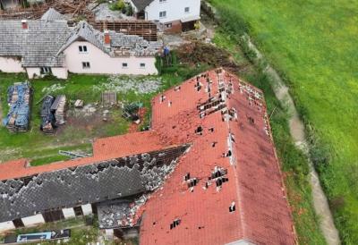 Oluja uništila kuće, a meteorolozi krive fenomen "SMICANJE VETRA": Evo kako su delovi države pretvireni u ZONE KATASTROFE za samo 15 minuta