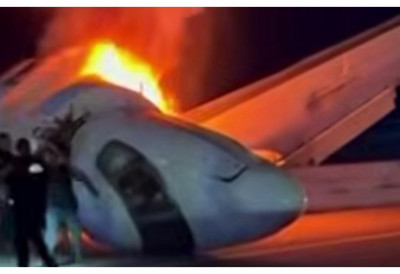 Avion u plamenu nakon stravične nesreće, ima mrtvih: Ljudi razbijali prozore da izvuku putnike - uznemirujući prizori (FOTO/VIDEO)