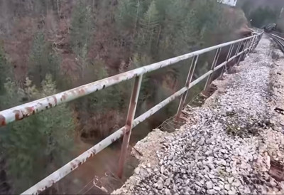 Ovako danas izgleda zapuštena pruga čiju rekonsturkciju je najavio Vučić: Pola veka bez ulaganja, ograda na mostu pred urušavanjem (VIDEO)