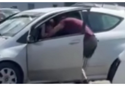 (VIDEO) Snimak nasilja na parkingu u Kruševcu šokirao Srbiju: Muškarac dečaka uvukao u automobil i krvnički tukao, pa pretio prolaznicima