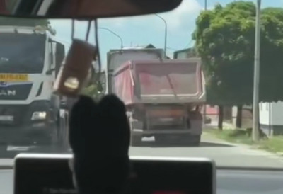 "NE U AUTOBUS" Ludačka vožnja kamiondžije umalo izazvala karambol na putu! Za dlaku izbegnuta katastrofa, snimak ledi krv (VIDEO)