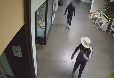 Lopovi opljačkali TC "Piramida": Dvojica muškaraca tokom noći ušetala, a onda se bacili u akciju (VIDEO)