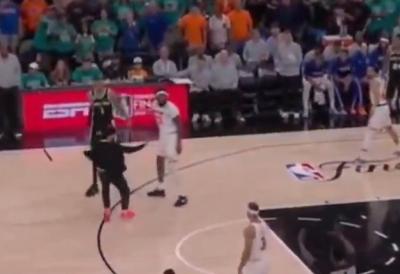 SKANDAL TOKOM NBA FINALA: Navijač uleteo na teren i dotrčao do Vembanjame, a njegova reakcija je neprocenjiva (VIDEO)