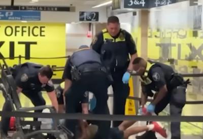 (VIDEO) Krvavi pir u prepunoj stanici: Pomahnitali napadač sekao ljude pred prestravljenim putnicima - vrisci odzvanjali peronima, nastao stampedo dok su ljudi bežali da spasu živu glavu