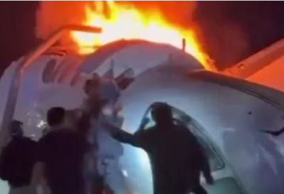 Pakao na nebu, užas na zemlji: Avion se zapalio u letu pa pao među ljude, jezivi snimci nesreće obilaze svet - Jedna osoba izgubila život (VIDEO)