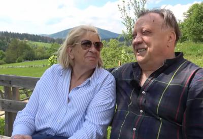 Potresna scena na sahrani supruge Halida Bešlića: Sin Dino se slomio kad je video sanduk sa telom svoje majke, Osman stoji pored njega