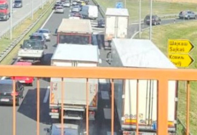 Saobraćaj stoji, vozila potpuno zarobljena: Potpuni kolaps kod Kovilja zbog sudara, kilometarske kolone se ne miču (FOTO)