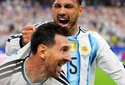 Baka od STOTINU LETA ukrala šou Mesiju: Slavni Argentinac ušao u istoriju, ali transparent ove gospođe je pravi HIT (FOTO)