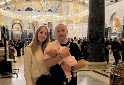 "Mi pred svetinjom, sa najvećim darom u naručju": Sofronijević sa Kosanom i malom Tarom čekao da se pokloni Pojasu Presvete Bogorodice