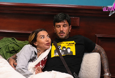 Aneli i Filip uhvaćeni kako razmenjuju nežnosti na kauču isred svih - sve pršti od strasti (VIDEO)
