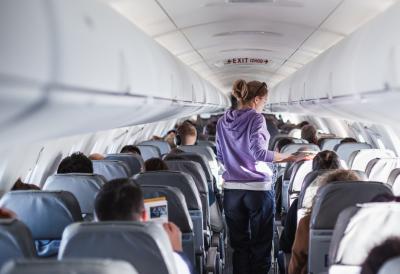 Stavila telefon na punjenje pa shvatila: "Postaću NAJOMRAŽENIJA OSOBA U AVIONU!"