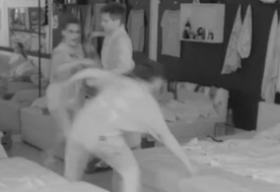 Drama pred svima: Gura je i vuče po spavaćoj sobi - Boginja pokušala da ih razdvoji, pa izvukla deblji kraj