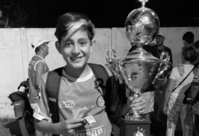 Užasna tragedija usred utakmice na prvenstvu: Dečak (14) pogođen loptom tokom meča, lekari nisu uspeli da ga spasu