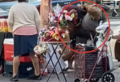 (VIDEO) Snimak BRUTALNOG nasilja zgrozio ljude: Ženu zgrabila za kosu i oborila na pod pa nastavila da je udara - masa ljudi pokušala da ih razdvoji, nastao potpuni haos