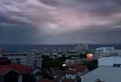 Nad Beogradom se nadvili crni oblaci i sevaju munje, a glumica pokazala nevreme sa krova zgrade: "Zvuk tišine"
