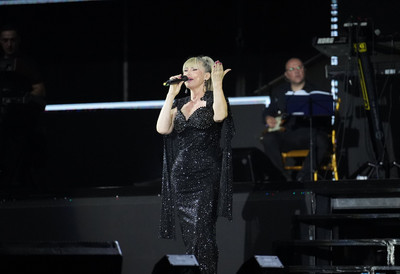 Suzana Jovanović prvi put zapevala posle smrti Saše Popovića: Nakon 27 godina ponovo stala na scenu
