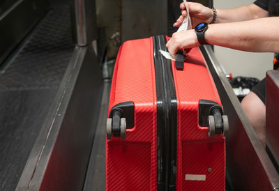 "Čuj, suncobran u avion?!" Pitanje Srpkinje o pakovanju kofera za Grčku izazvalo haos na mrežama, komentari ne prestaju