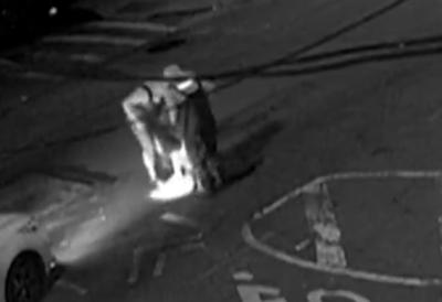 Ljudi izlaze iz ŠAHTOVA pod okriljem noći, presvlače se i odlaze: Kamere usnimile BIZARNU MISTERIJU usred grada, oglasila se i policija (VIDEO)