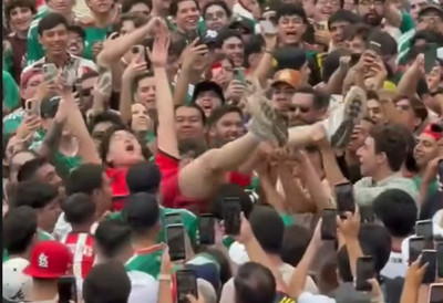 Našao se u NEOBRANOM grožđu: Navijač suparničke selekcije zadobio NESVAKIDAŠNJI doček (VIDEO)