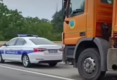 Težak udes na mostu Beška: Kombi se zakucao u signalizaciju, sve vrvi od kola hitnih službi (VIDEO)