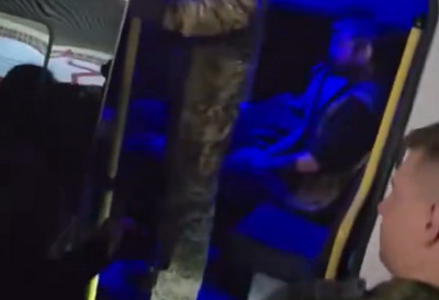 (FOTO/VIDEO) Stravični prizori masovne racije širom Rusije: ''Ubacuju muškarce u vozila i odvode ih da potpišu ugovor'', uplakane supruge očajnički posmatraju odlaske na ratište