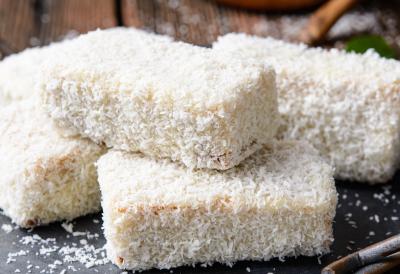 Beli čupavci puni čokolade, kokosa i mekog biskvita - unapređeni recept za omiljenu domaći kolač