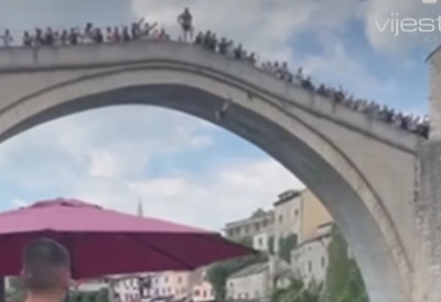 Mladić skočio sa mosta i nestao u talasima: Posmatrači aplaudirali, pa nastala panika za nekoliko sekundi - usledila trka sa vremenom (VIDEO)