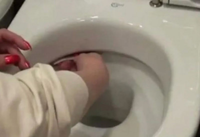 Danima se u kući ŠIRIO SMRAD, ovako ga je ELIMINISALA! Zbog onoga što je SIPALA u WC šolju MIRIŠE joj CELO KUPATILO