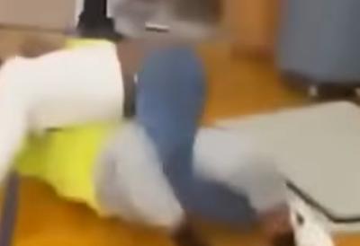 (VIDEO) Krenuli da se žestoko pesniče a između njih beba: Drama tokom dodele diploma u vrtiću, muškarci se obarali na zemlju - jedan završio sav krvav