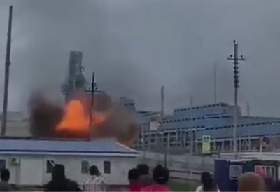 (VIDEO) Ukrajinski dronovi pogodili morski terminal, ima mrtvih: Ljudi panično bežali od požara nakon stravičnog udara – pogođena i industrijska zona u Volgogradskoj oblasti