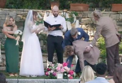 (VIDEO) Drama usred ceremonije venčanja: Kum se kao pokošen srušio, uznemireni mladoženja odmah reagovao - SVI BRUJE o onome što je matičar uradio
