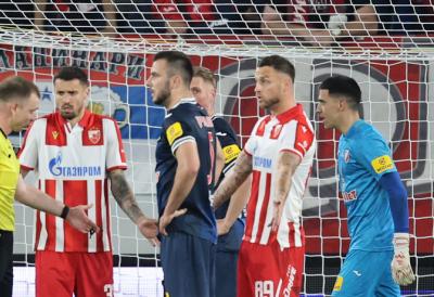 CRVENO-BELI SE NE ŠALE: Igrač Verone i premijerligaški vezis