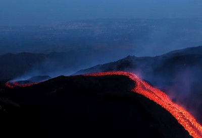 ETNA PONOVO ERUPTIRALA: Užarena lava osvetlila nebo, videla se kilometrima daleko (VIDEO)