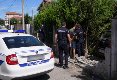 Potera kao iz akcionog filma u Beogradu: Automobil uleteo u dvorište, policija blokirala begunca nasred ulice (VIDEO)