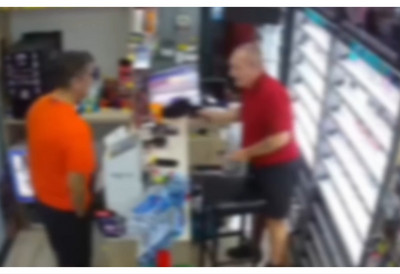 Bivši vođa "Zabranjenih" uhapšen u prodavnici u Novom Sadu: Policajci mu prišli s leđa i oborili ga na pod – kod sebe imao pištolj (VIDEO)