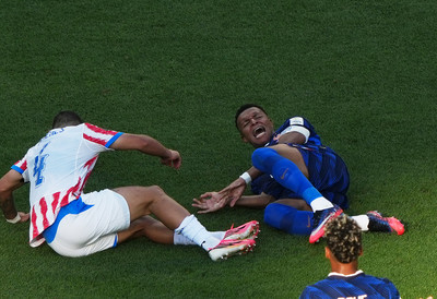 Gledali smo boks, a ne fudbal! Francuzi u cirkusu i najružnijoj utakmici Mundijala izbacili Paragvajce