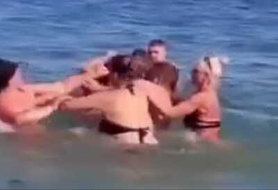 Haos na velikoj plaži u Ulcinju: Žestoka tuča žena pred desetinama kupača - Dete ostalo samo na gumi usred obračuna