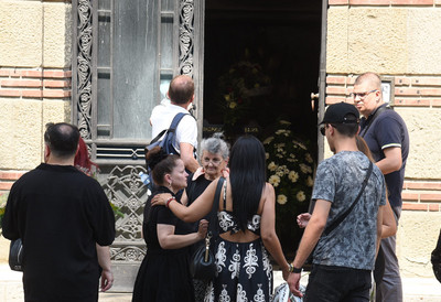 Sve spremno za sahranu Andrije Bajića: Mala Cana stigla na Novo groblje, udovica jedva stoji, a tek šta su uradile ćerke i unuci...