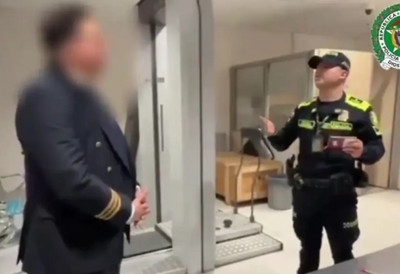 (FOTO) Prerušio se u pilota pa pokušao da prošvercuje OVO: Policija na njemu pronašla čak 10 kilograma zabranjene robe, ispod uniforme krio se potpuni šok