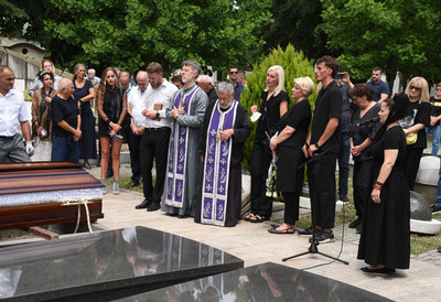 Skrnavljenje poslednjeg ispraćaja Andrije Bajića: Pevačica napravila scenu na Novom groblju - Ljudi na sahrani uznemireni zbog svađe