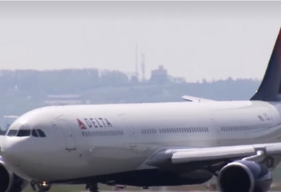 (VIDEO) ''Upravo smo čuli jak udar u avion...'', uznemireni članovi posade odmah reagovali: Drama tokom sletanja, letelica ostala oštećena